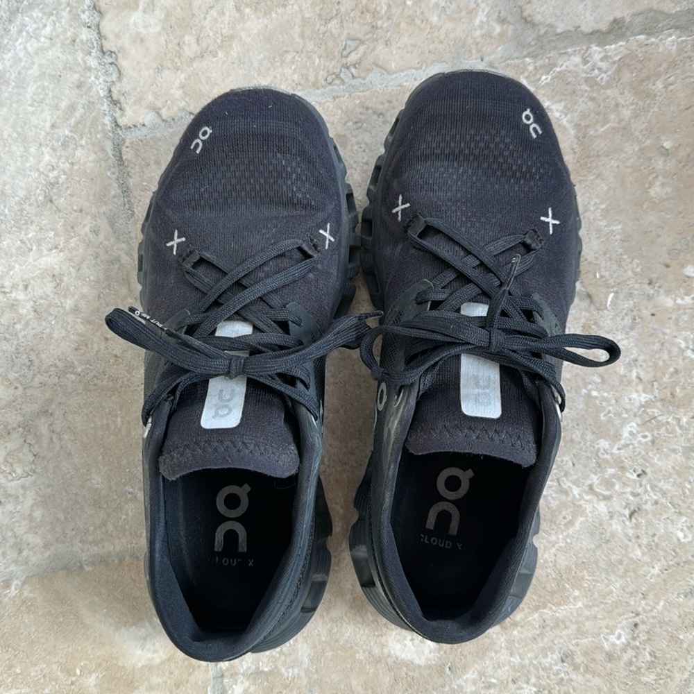 On running cloud womens black shoes 6.5